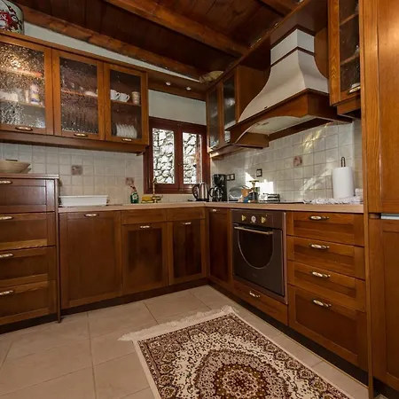 Petra Thea Karítaina